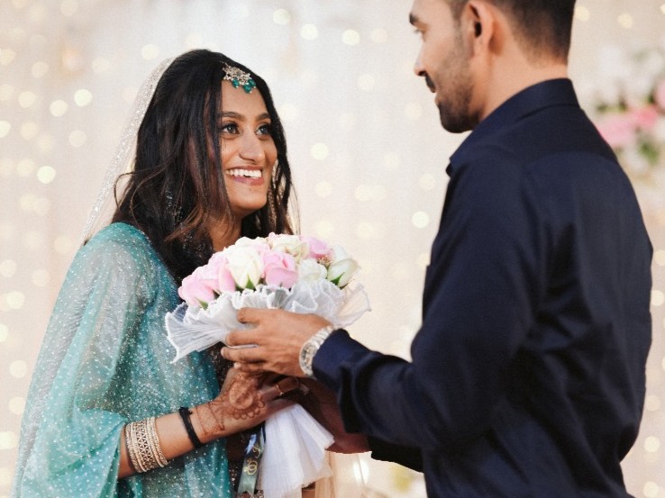 Moidu & Ruksana holding bouquet